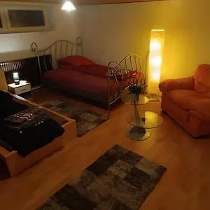 Untergeschoss, 24 H Check-in,tv,internet,kueche, Bad, 2 Guest, Freeparking,im Keller, Vip Shuttle Service Daire Hannover