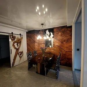 Private Laatzen Apartment